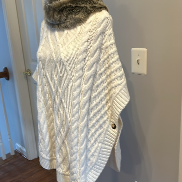 Talbots pull on Poncho with faux Collar. - Picture 3 of 6